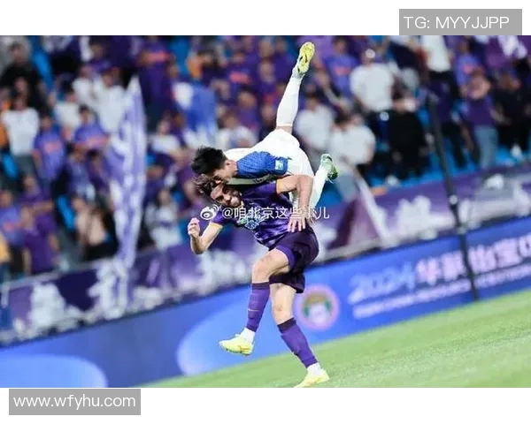 津门虎谢鹏飞展现风采助力球队奋勇争先的精彩瞬间