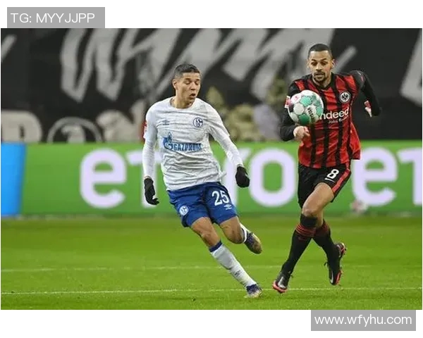 德甲中下游球队陷入动荡法兰克福击败沙尔克04势不可挡